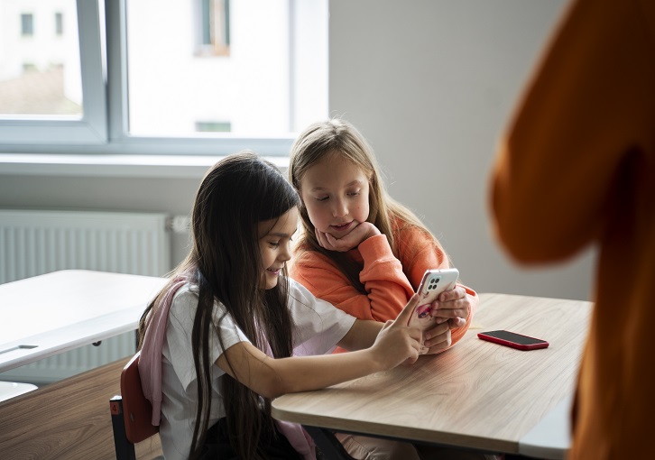 Мобильными телефонами запретили пользоваться на уроках в российских школах